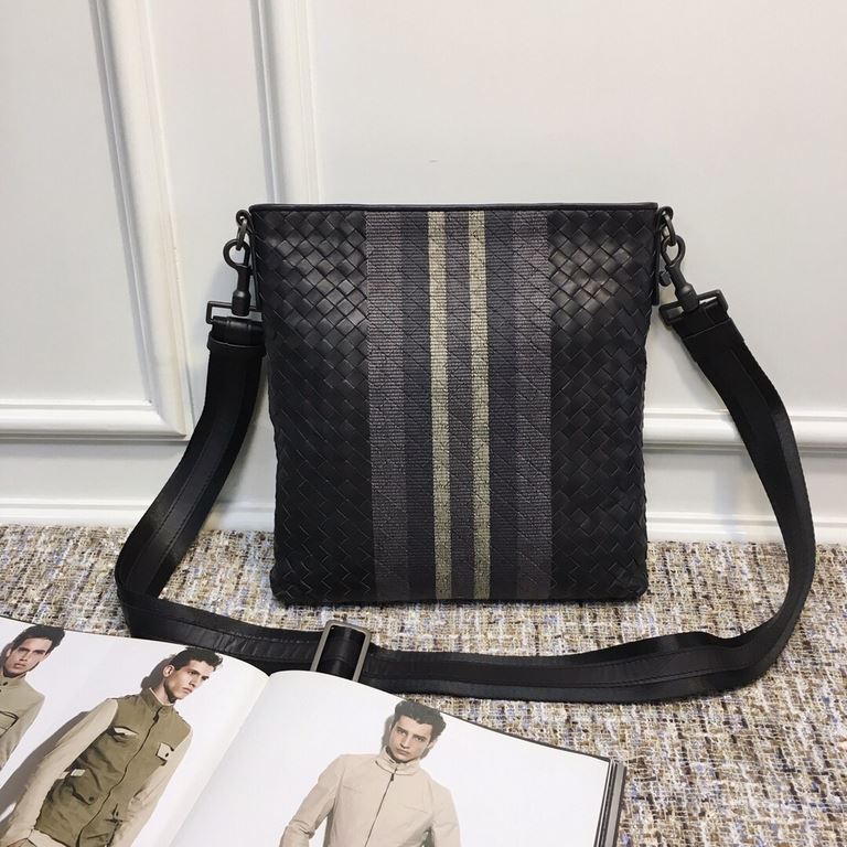 Men's Crossbody Messenger Bag The bag type is so simple No logo秘,as well as known to the world Adhering to the tradition of handmade Tire cowhide leather seamless weaving Gunmetal color electrophoresis accessories   ♂Low