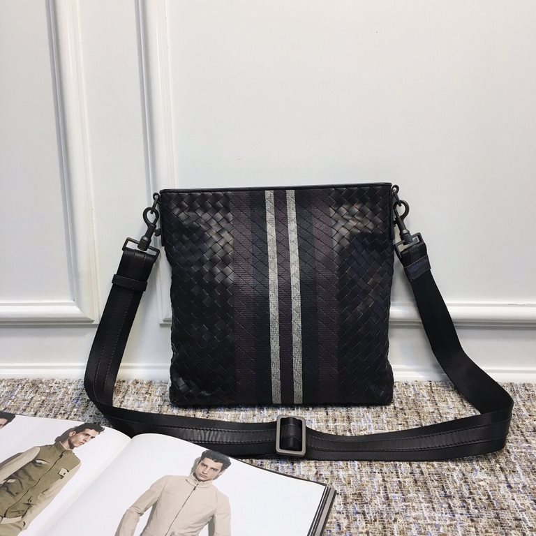 Men's Crossbody Messenger Bag The bag type is so simple No logo秘,as well as known to the world Adhering to the tradition of handmade Tire cowhide leather seamless weaving Gunmetal color electrophoresis accessories   ♂Low