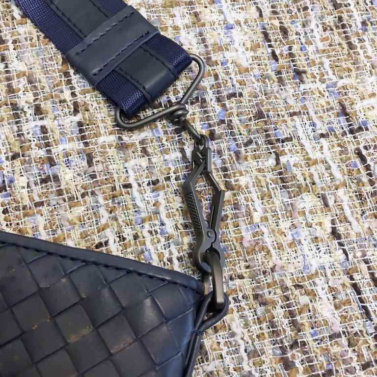 Men's Crossbody Messenger Bag The bag type is so simple No LOGO秘秘,as well as known to the world Adhering to the tradition of handmade Tire cowhide leather seamless weaving Gunmetal color electrophoresis accessories   ♂Lo