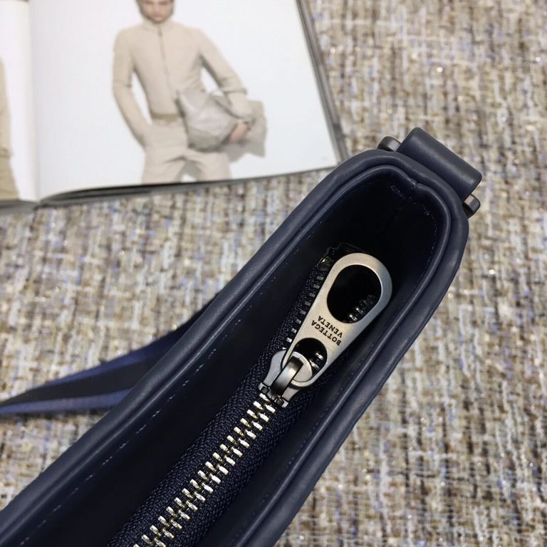 Men's Crossbody Messenger Bag The bag type is so simple No LOGO秘秘,as well as known to the world Adhering to the tradition of handmade Tire cowhide leather seamless weaving Gunmetal color electrophoresis accessories   ♂Lo