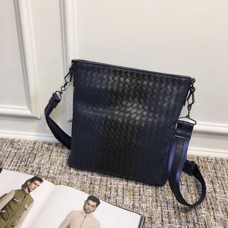 Men's Crossbody Messenger Bag The bag type is so simple No LOGO秘秘,as well as known to the world Adhering to the tradition of handmade Tire cowhide leather seamless weaving Gunmetal color electrophoresis accessories   ♂Lo