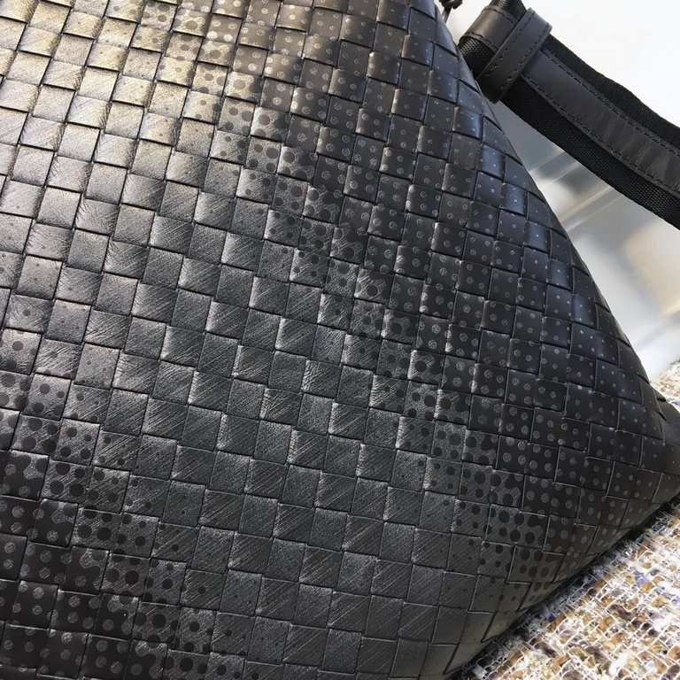 Men's Crossbody Messenger Bag The bag type is so simple No LOGO秘秘,as well as known to the world Adhering to the tradition of handmade Tire cowhide leather seamless weaving Gunmetal color electrophoresis accessories   ♂Lo