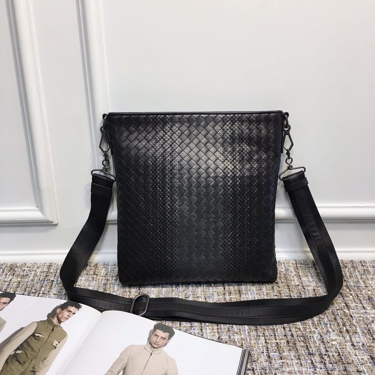 Men's Crossbody Messenger Bag The bag type is so simple No LOGO秘秘,as well as known to the world Adhering to the tradition of handmade Tire cowhide leather seamless weaving Gunmetal color electrophoresis accessories   ♂Lo