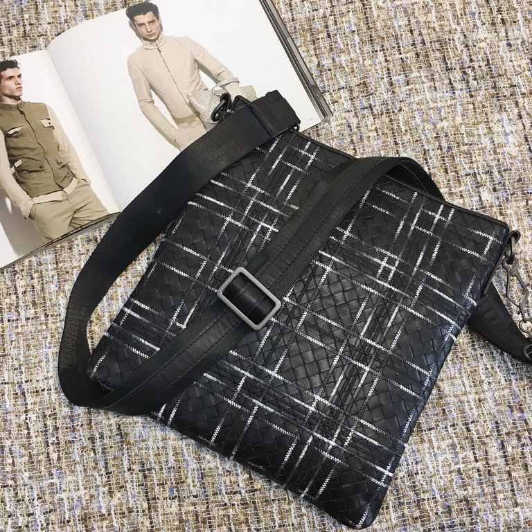 Men's Crossbody Messenger Bag The bag type is so simple No logo秘,as well as known to the world Adhering to the tradition of handmade Tire cowhide leather seamless weaving Gunmetal color electrophoresis accessories   ♂Low