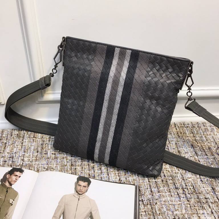 Men's Crossbody Messenger Bag The bag type is so simple No logo秘,as well as known to the world Adhering to the tradition of handmade Tire cowhide leather seamless weaving Gunmetal color electrophoresis accessories   ♂Low