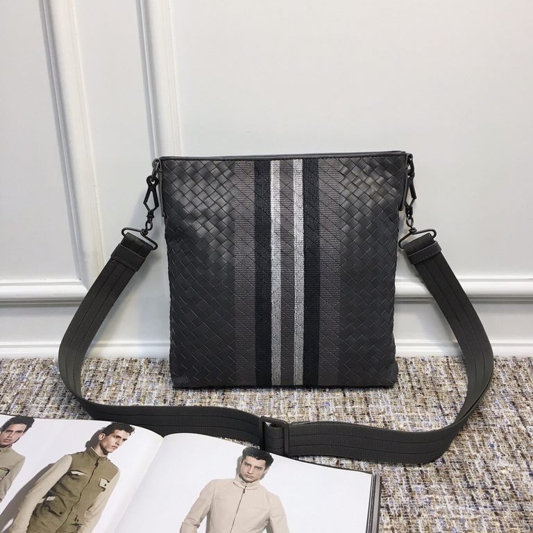 Men's Crossbody Messenger Bag The bag type is so simple No logo秘,as well as known to the world Adhering to the tradition of handmade Tire cowhide leather seamless weaving Gunmetal color electrophoresis accessories   ♂Low