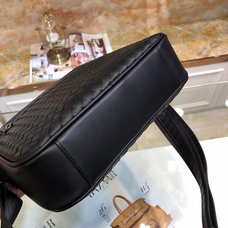 BV Men's Crossbody Messenger Bag  Bag type are so simple no LOGO秘秘all the same for the world Adhering to the traditional handmade  Imported waxed cowhide weaving gunmetal color electrophoresis fittings   ♂Low-profile pra