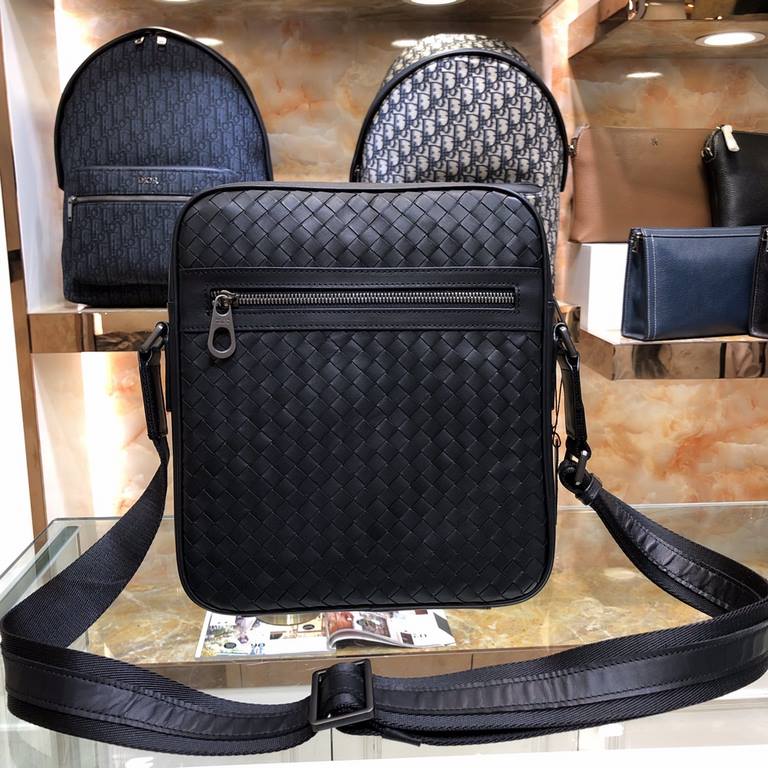 BV Men's Crossbody Messenger Bag  Bag type are so simple no LOGO秘秘all the same for the world Adhering to the traditional handmade  Imported waxed cowhide weaving gunmetal color electrophoresis fittings   ♂Low-profile pra