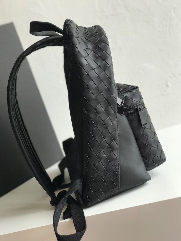 #   2020 New  Braided Calfskin Backpack 70078                This duffel bag continues the previous iconic weaving process, from the previous 1cm woven leather strips width changed to 1.5cm, so that the weaving elements 