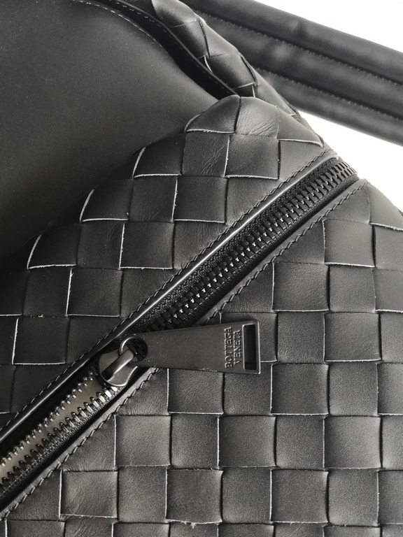 #   2020 New  Braided Calfskin Backpack 70078                This duffel bag continues the previous iconic weaving process, from the previous 1cm woven leather strips width changed to 1.5cm, so that the weaving elements 