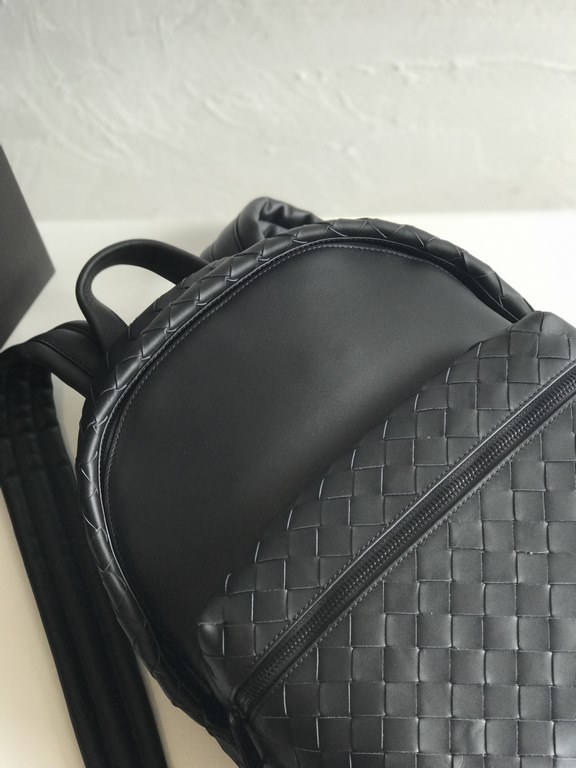 #   2020 New  Braided Calfskin Backpack 70078                This duffel bag continues the previous iconic weaving process, from the previous 1cm woven leather strips width changed to 1.5cm, so that the weaving elements 