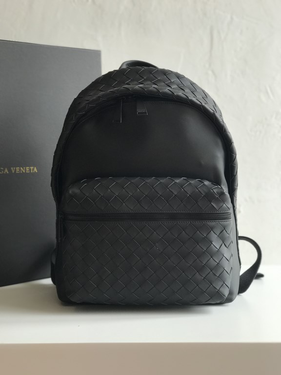 #   2020 New  Braided Calfskin Backpack 70078                This duffel bag continues the previous iconic weaving process, from the previous 1cm woven leather strips width changed to 1.5cm, so that the weaving elements 