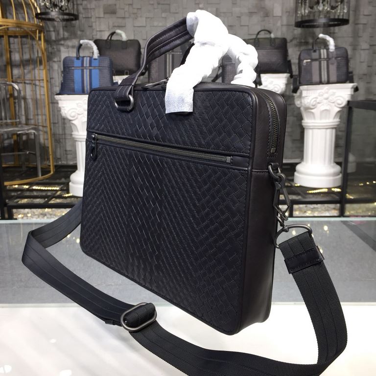 Men's Briefcase No logo as well known to the world Adhering to the tradition of handmade  Tire cowhide leather seamless weaving Gunmetal color electrophoresis accessories    ♂Low-profile and practical Leather the more yo