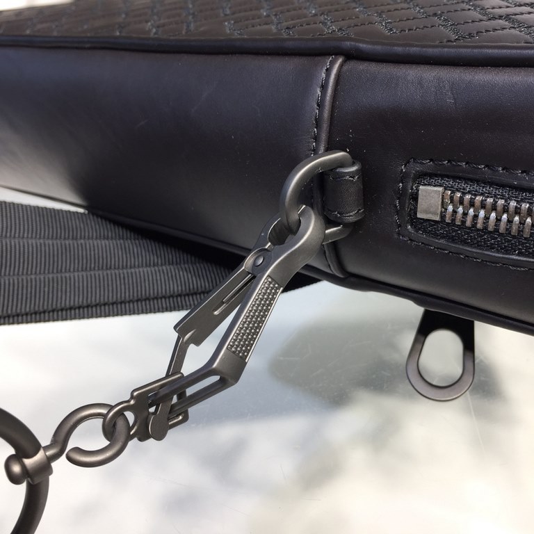 Men's Briefcase No logo as well known to the world Adhering to the tradition of handmade  Tire cowhide leather seamless weaving Gunmetal color electrophoresis accessories    ♂Low-profile and practical Leather the more yo