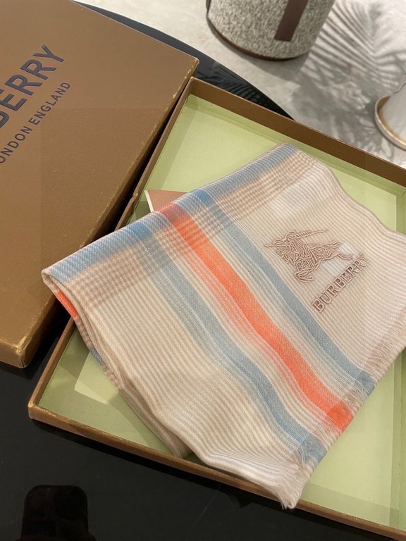 Highly recommended!!! Premium cozy chic vibe, take it if you believe me! Burberry this touch the heart of the soft scarf, can not imitate the color and temperament!!!! Scarf light and shadow will also have a very beautif