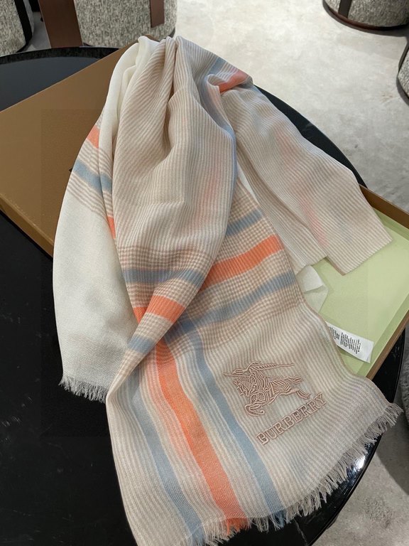 Highly recommended!!! Premium cozy chic vibe, take it if you believe me! Burberry this touch the heart of the soft scarf, can not imitate the color and temperament!!!! Scarf light and shadow will also have a very beautif