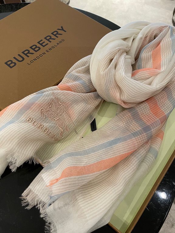 Highly recommended!!! Premium cozy chic vibe, take it if you believe me! Burberry this touch the heart of the soft scarf, can not imitate the color and temperament!!!! Scarf light and shadow will also have a very beautif