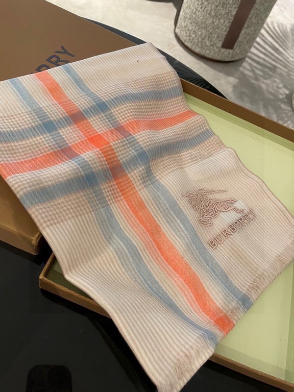 Highly recommended!!! Premium cozy chic vibe, take it if you believe me! Burberry this touch the heart of the soft scarf, can not imitate the color and temperament!!!! Scarf light and shadow will also have a very beautif