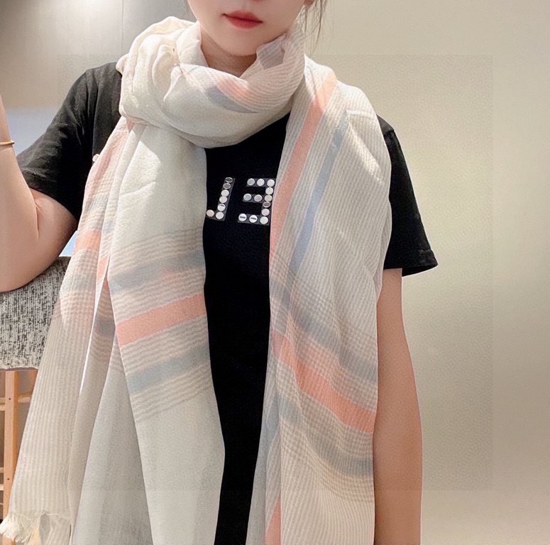 Highly recommended!!! Premium cozy chic vibe, take it if you believe me! Burberry this touch the heart of the soft scarf, can not imitate the color and temperament!!!! Scarf light and shadow will also have a very beautif