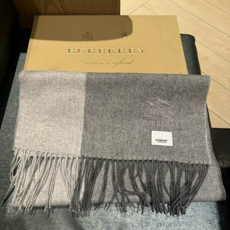 Barberry [Men's and Women's Scarves] Rage to keep for yourself, a rare high-end men's model! Family benefits! Burberry very positive men's scarf ~ fabric big love, very soft and delicate comfortable, light water ripple! 