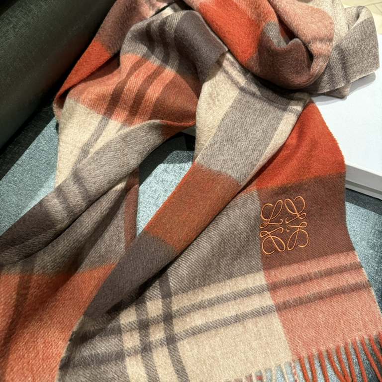 Loewe [Men's and Women's Scarves] Rage to keep for yourself, a rare high-end men's style! Family benefits! Burberry very positive men's scarf ~ fabric big love, very soft and delicate comfortable, light water ripple! Atm