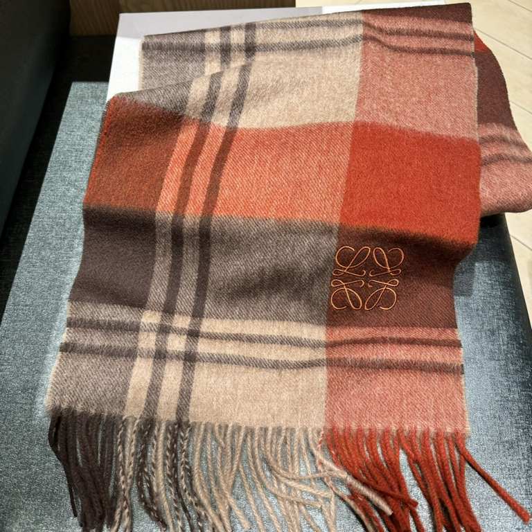 Loewe [Men's and Women's Scarves] Rage to keep for yourself, a rare high-end men's style! Family benefits! Burberry very positive men's scarf ~ fabric big love, very soft and delicate comfortable, light water ripple! Atm