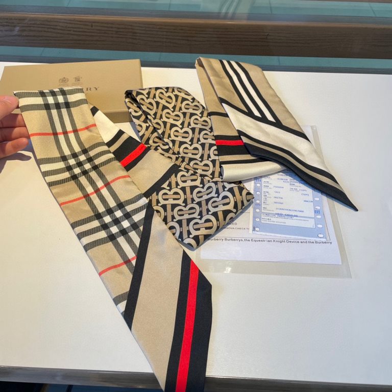 With packaging Burberry Burberry silk twill narrow version of the scarf, decorated with digital printing process to present the brand's exclusive logo, Vintage plaid and iconic stripes,   domestic official website is als