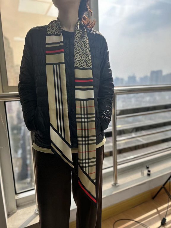 With packaging Burberry Burberry silk twill narrow version of the scarf, decorated with digital printing process to present the brand's exclusive logo, Vintage plaid and iconic stripes,   domestic official website is als