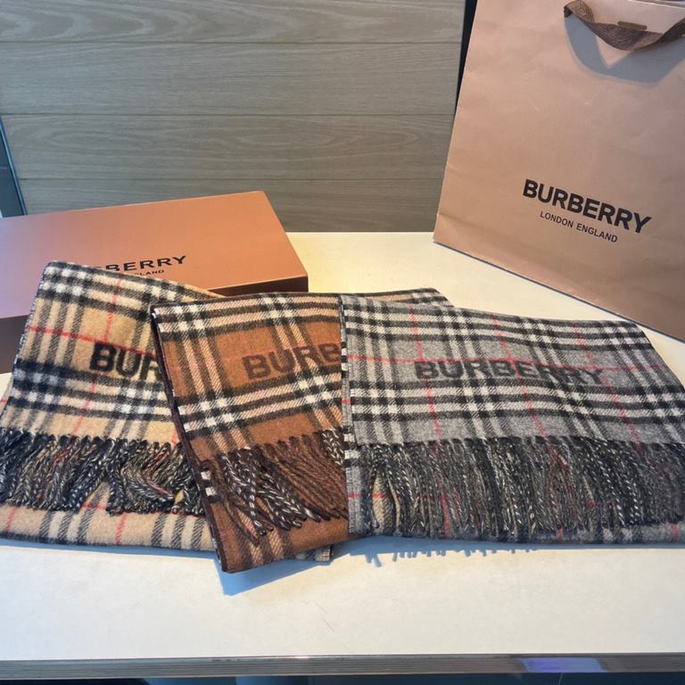 A warm and cozy scarf in soft cashmere. One side is adorned with a Burberry check pattern, while the other features a solid color design and the brand's logo. Produced in a 200-year-old specialist workshop in the Scottis