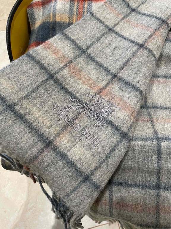 . Burberry original single counter small shawl, the domestic counter has not been put on sale    100% top cashmere material   very warm   soft skin-friendly, do not tie the neck   classic Burberry plaid reversible design