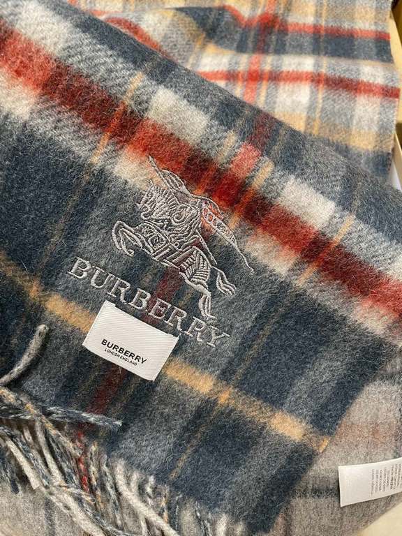 . Burberry original single counter small shawl, the domestic counter has not been put on sale    100% top cashmere material   very warm   soft skin-friendly, do not tie the neck   classic Burberry plaid reversible design