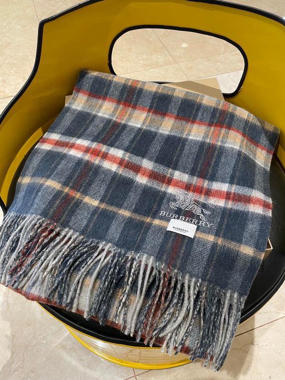 . Burberry original single counter small shawl, the domestic counter has not been put on sale    100% top cashmere material   very warm   soft skin-friendly, do not tie the neck   classic Burberry plaid reversible design