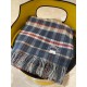 . Burberry original single counter small shawl, the domestic counter has not been put on sale    100% top cashmere material   very warm   soft skin-friendly, do not tie the neck   classic Burberry plaid reversible design