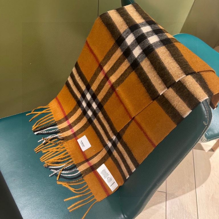 (children's model) burberry. counter classic model parent-child model! Baja 100 years classic small plaid! This price is a real bargain! Not those on the market zhajian brown imitation wool material! Quality feel first-c