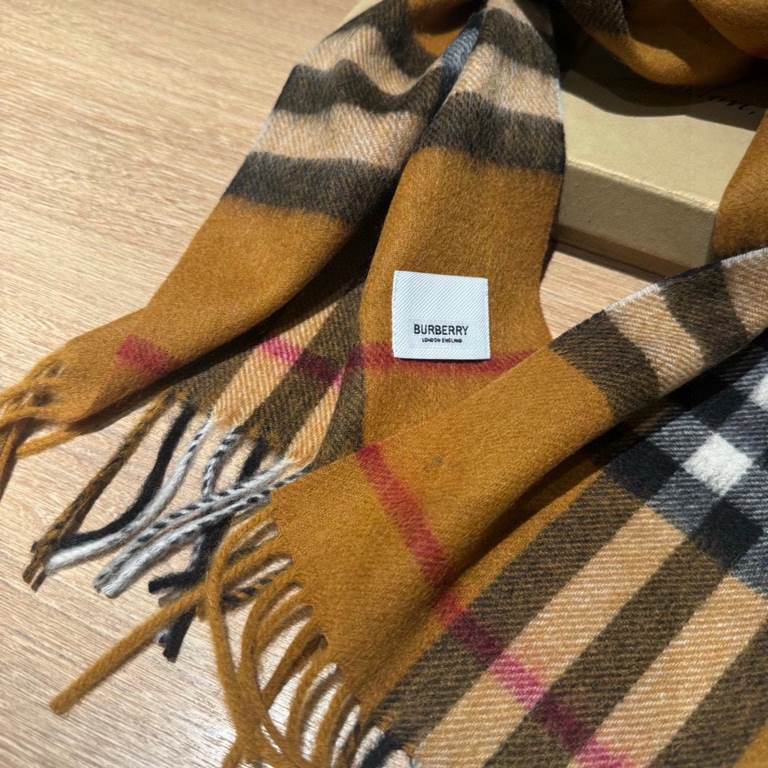 (children's model) burberry. counter classic model parent-child model! Baja 100 years classic small plaid! This price is a real bargain! Not those on the market zhajian brown imitation wool material! Quality feel first-c