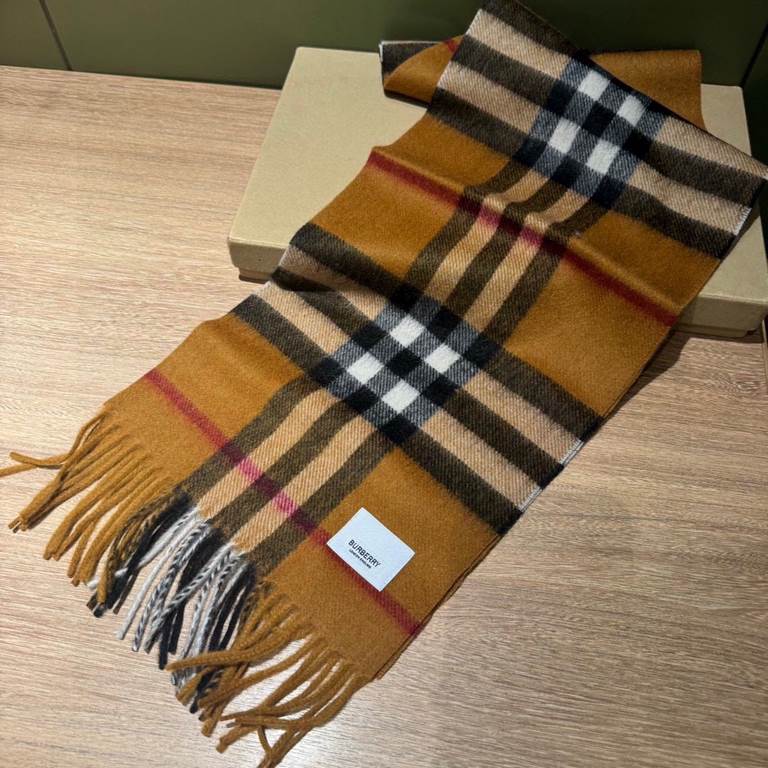 (children's model) burberry. counter classic model parent-child model! Baja 100 years classic small plaid! This price is a real bargain! Not those on the market zhajian brown imitation wool material! Quality feel first-c