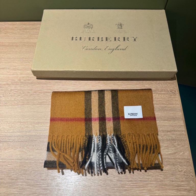 (children's model) burberry. counter classic model parent-child model! Baja 100 years classic small plaid! This price is a real bargain! Not those on the market zhajian brown imitation wool material! Quality feel first-c