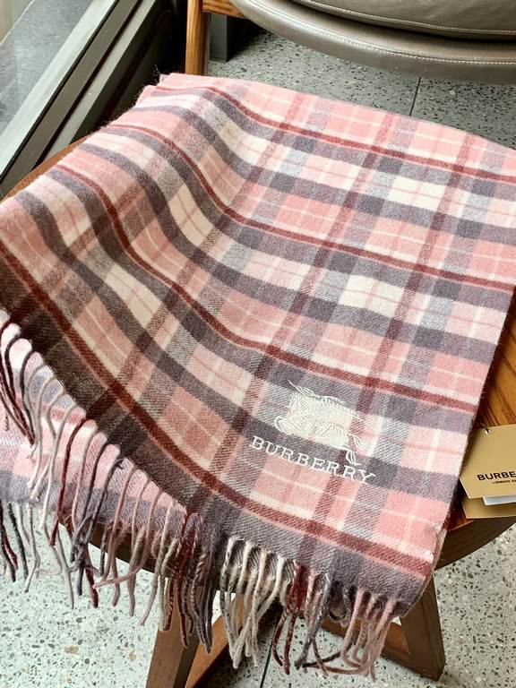 Burberry burberry counter grade classic cashmere plaid scarf! The true fragrance series must be recommended! Counter the latest quality, the current counter are replaced with pure handmade four corners sewing white label