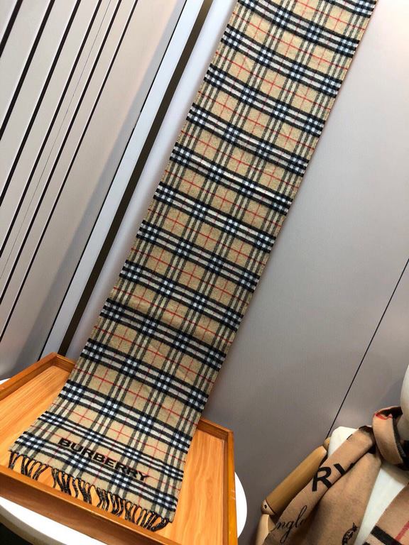 Burberry Burberry - Reversible Dual Purpose Checked Cashmere Scarf  2023 The newest model of the pop-up, cozy scarf, made of soft cashmere fabric, produced in a traditional Scottish workshop with a long history of 200 ye