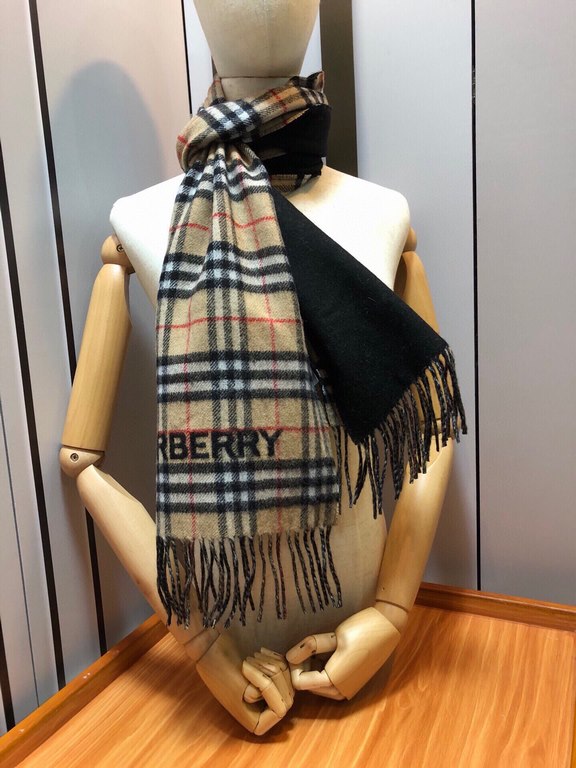 Burberry Burberry - Reversible Dual Purpose Checked Cashmere Scarf  2023 The newest model of the pop-up, cozy scarf, made of soft cashmere fabric, produced in a traditional Scottish workshop with a long history of 200 ye