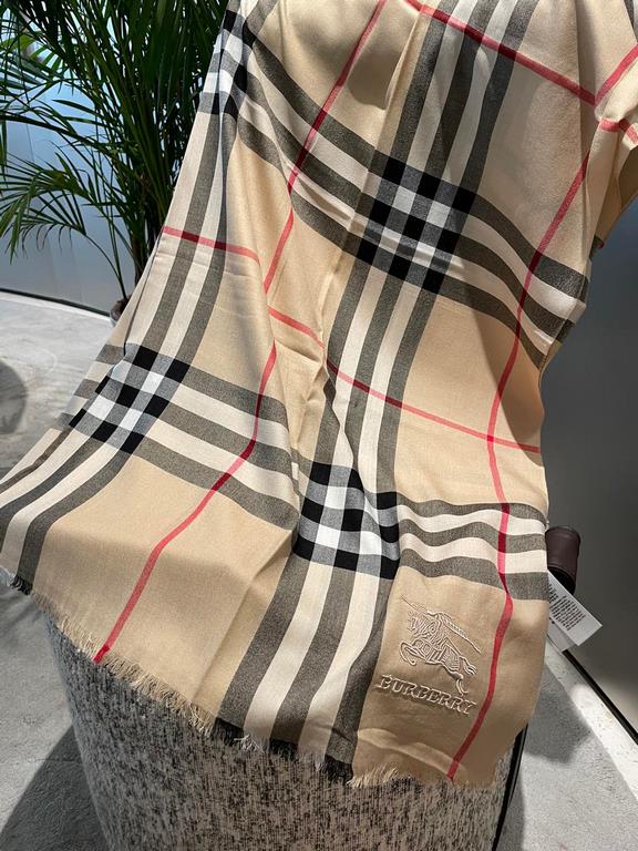 Burberry counter new   scarf shawl heavy to come. Counter inspection  burberry original single hall of fame royal newest models   counter in the sale of 16,000   manpower essential burberry single product. Each color is 