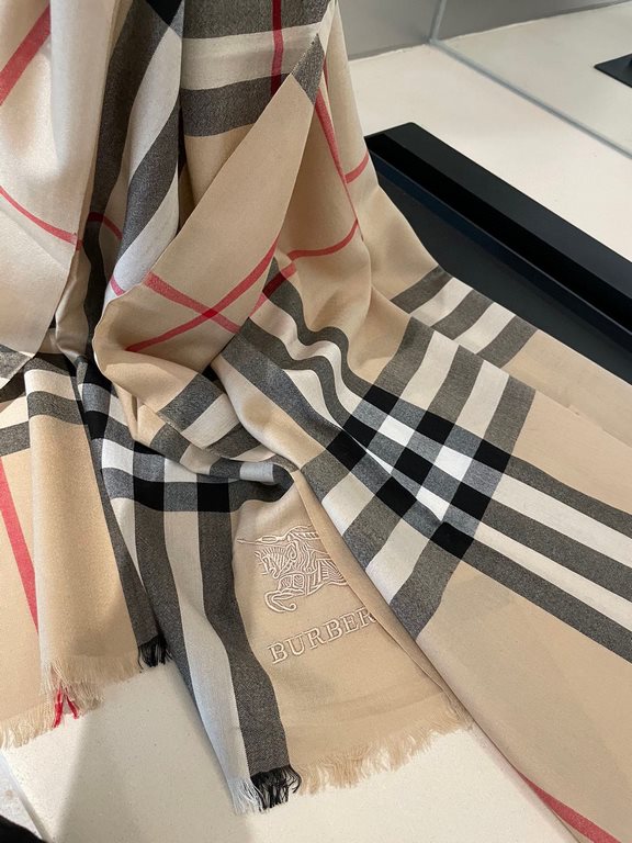 Burberry counter new   scarf shawl heavy to come. Counter inspection  burberry original single hall of fame royal newest models   counter in the sale of 16,000   manpower essential burberry single product. Each color is 