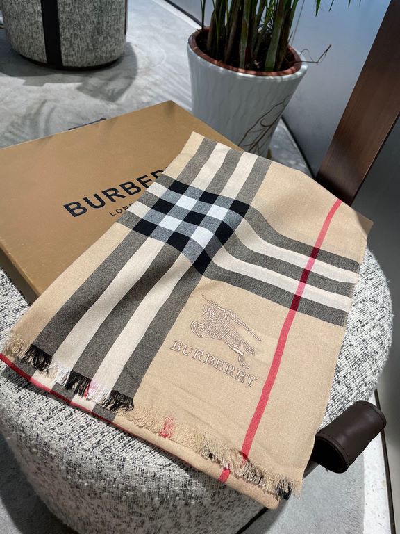 Burberry counter new   scarf shawl heavy to come. Counter inspection  burberry original single hall of fame royal newest models   counter in the sale of 16,000   manpower essential burberry single product. Each color is 