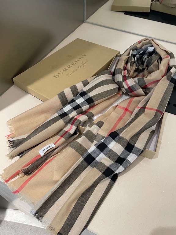 The original customized BURBERRY Autumn silk and wool light scarf has the smoothness of silk and the softness of wool, 100-count yarn color weaving technology, a hundred years of classic heritage, suitable for both men a