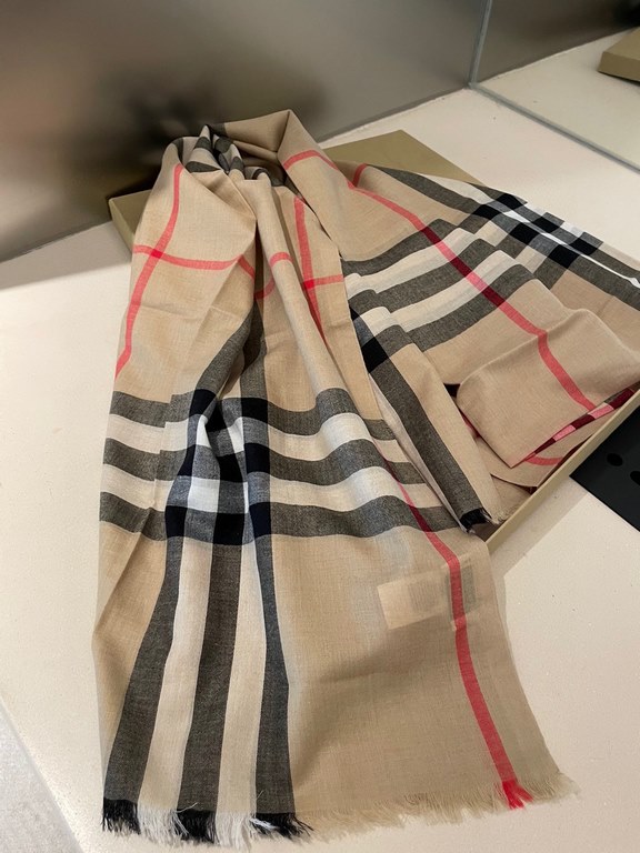 The original customized BURBERRY Autumn silk and wool light scarf has the smoothness of silk and the softness of wool, 100-count yarn color weaving technology, a hundred years of classic heritage, suitable for both men a