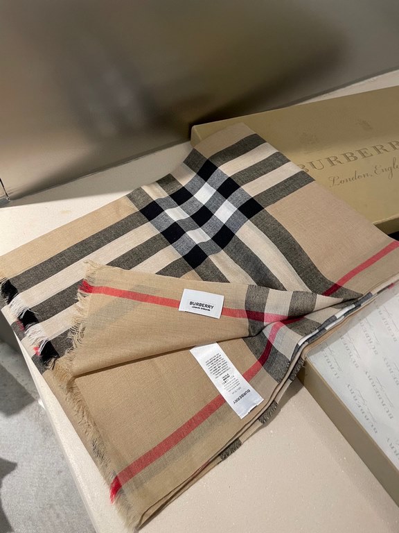 The original customized BURBERRY Autumn silk and wool light scarf has the smoothness of silk and the softness of wool, 100-count yarn color weaving technology, a hundred years of classic heritage, suitable for both men a