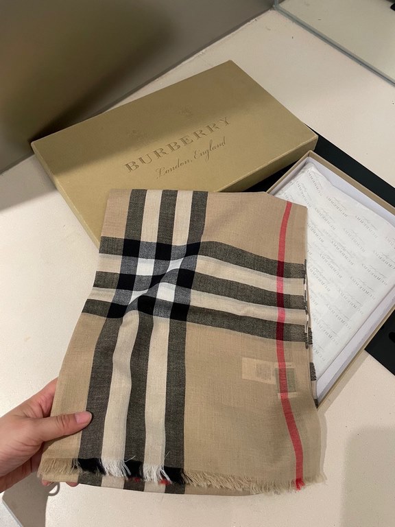 The original customized BURBERRY Autumn silk and wool light scarf has the smoothness of silk and the softness of wool, 100-count yarn color weaving technology, a hundred years of classic heritage, suitable for both men a