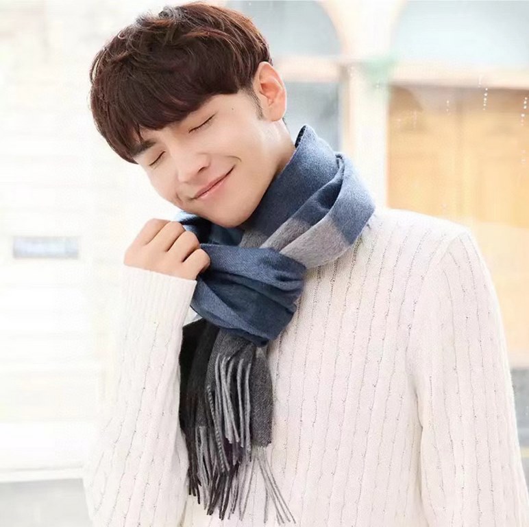 Burberry latest men's two-color pure cashmere scarf   our men's scarf and buy and cherish ~~~ men's models are really few and far between, only a few models a year, are export orders so it is more difficult to meet. Men'