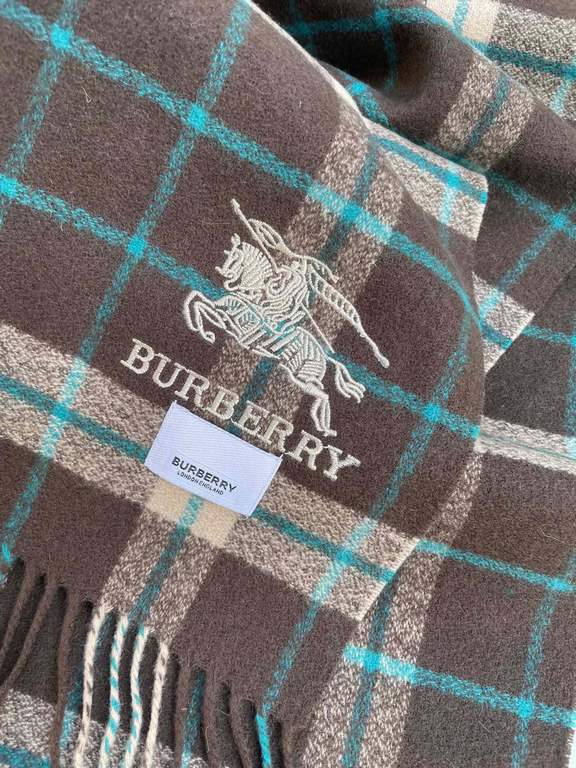 Barberry plaid latest model   100% apex lambswool material   very warm   soft and skin-friendly, do not tie the neck  classic Barberry plaid design  universal couple models for both men and women   size 32192cm  unisex m