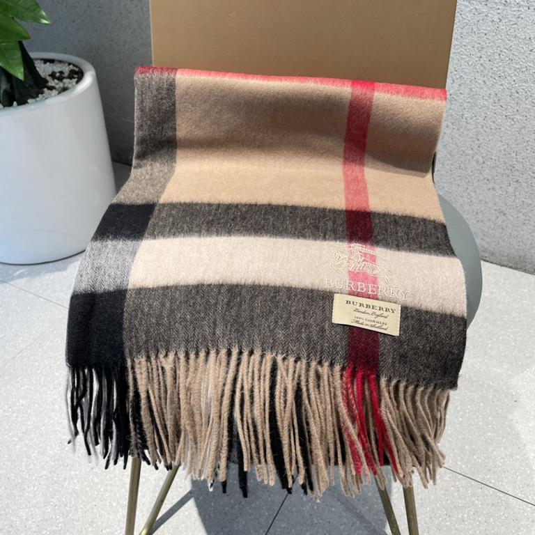 Heavyweight recommended   [top foreign single]   fire N years of the classic grid, when the trend of people have several Burberry scarves in the closet, a small scarf its role can not be underestimated, it is absolutely 